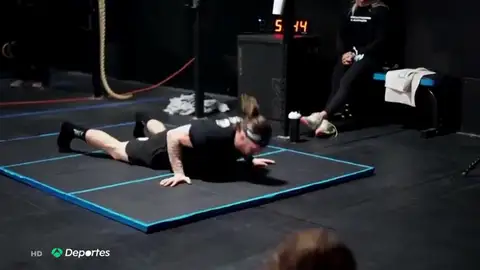 Nick Alapolsky bate el récord Guinness de burpees con 870 en una hora: "Será genial contárselo a mi hijo" Nick Alapolsky bate el récord Guinness de burpees con 870 en una hora: "Será genial contárselo a mi hijo"