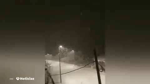 La primavera se estrena dejando playas cubiertas de granizo en Málaga y nieve en cotas altas del norte La primavera se estrena dejando playas cubiertas de granizo en Málaga y nieve en cotas altas del norte