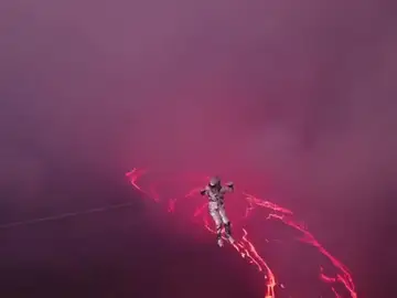 Karina Oli-ani consigue el Récord Guinness del mundo al atravesar en tirolina el volcán Erta Ale Karina Oli-ani consigue el Récord Guinness del mundo al atravesar en tirolina el volcán Erta Ale