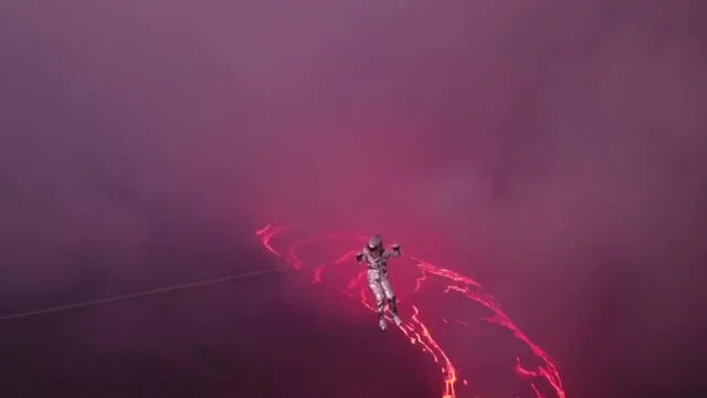 Karina Oli-ani consigue el R&eacute;cord Guinness del mundo al atravesar en tirolina el volc&aacute;n Erta Ale