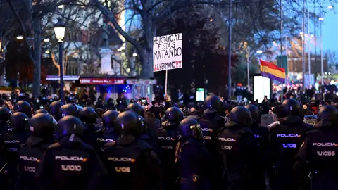Cientos de personas se manifiestan sin incidentes en Barcelona y Madrid por la libertad de Pablo Hasél Cientos de personas se manifiestan sin incidentes en Barcelona y Madrid por la libertad de Pablo Hasél