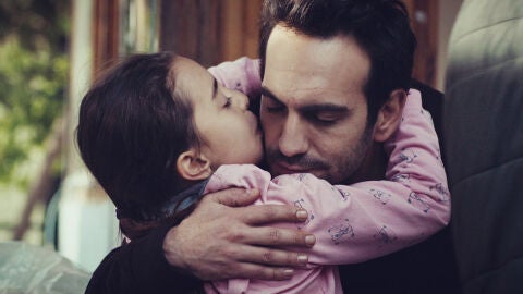 Padre e hija se abrazan