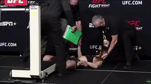 Una luchadora se desmaya en el pesaje al estar deshidratada por querer entrar en el peso Una luchadora se desmaya en el pesaje al estar deshidratada por querer entrar en el peso