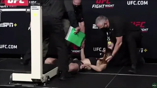 Una luchadora se desmaya en el pesaje al estar deshidratada por querer entrar en el peso