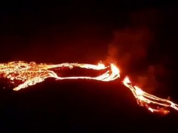 Las impactantes imágenes de ríos de lava tras la erupción de un volcán a 40 kilómetros de Reykjavik