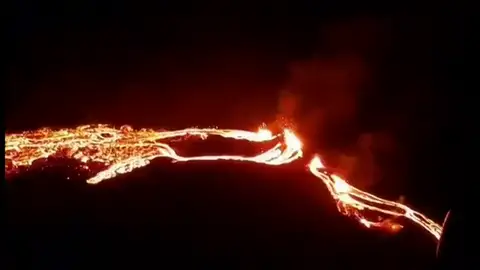 Las impactantes imágenes de ríos de lava tras la erupción de un volcán a 40 kilómetros de Reykjavik Las impactantes imágenes de ríos de lava tras la erupción de un volcán a 40 kilómetros de Reykjavik
