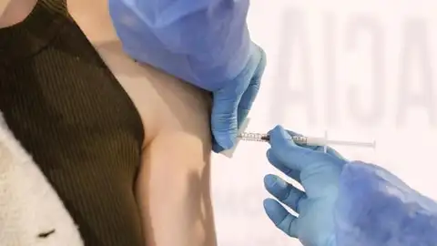 Imagen de una mujer vacunándose contra el coronavirus Imagen de una mujer vacunándose contra el coronavirus