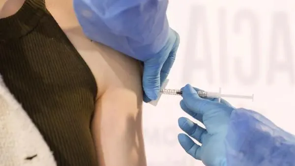Imagen de una mujer vacunándose contra el coronavirus Imagen de una mujer vacunándose contra el coronavirus