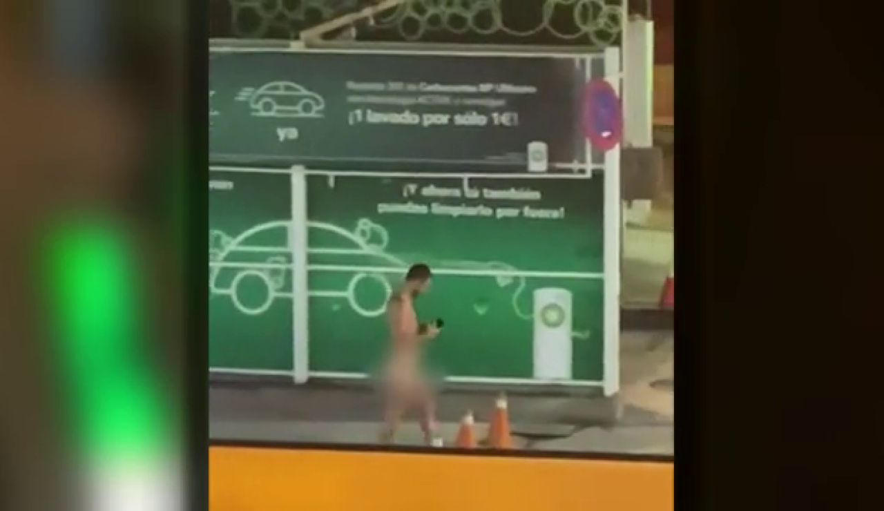 Un hombre acude a comprar de madrugada a una gasolinera de Gran Canaria desnudo Un hombre acude a comprar de madrugada a una gasolinera de Gran Canaria desnudo