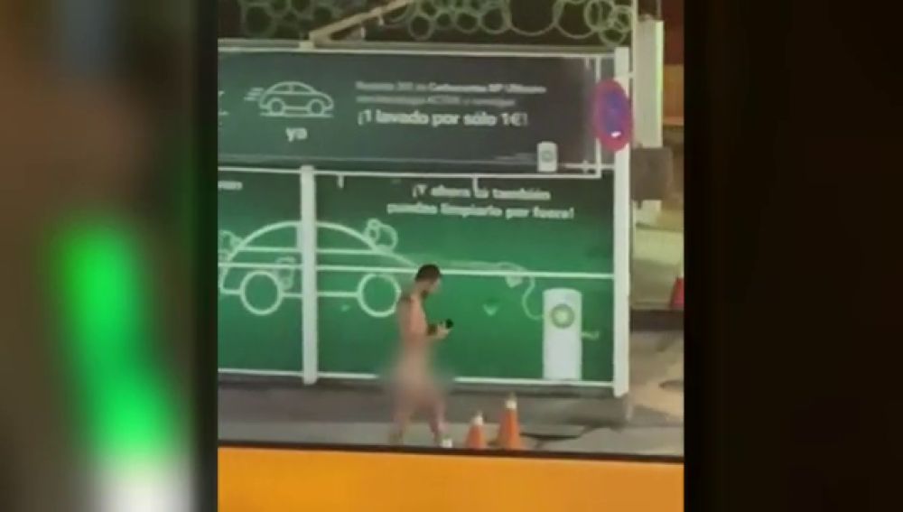 Un hombre acude a comprar de madrugada a una gasolinera de Gran Canaria desnudo