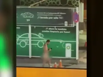 Un hombre acude a comprar de madrugada a una gasolinera de Gran Canaria desnudo Un hombre acude a comprar de madrugada a una gasolinera de Gran Canaria desnudo