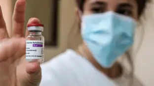 Una sanitaria sostiene un vial de la vacuna de AstraZeneca Una sanitaria sostiene un vial de la vacuna de AstraZeneca