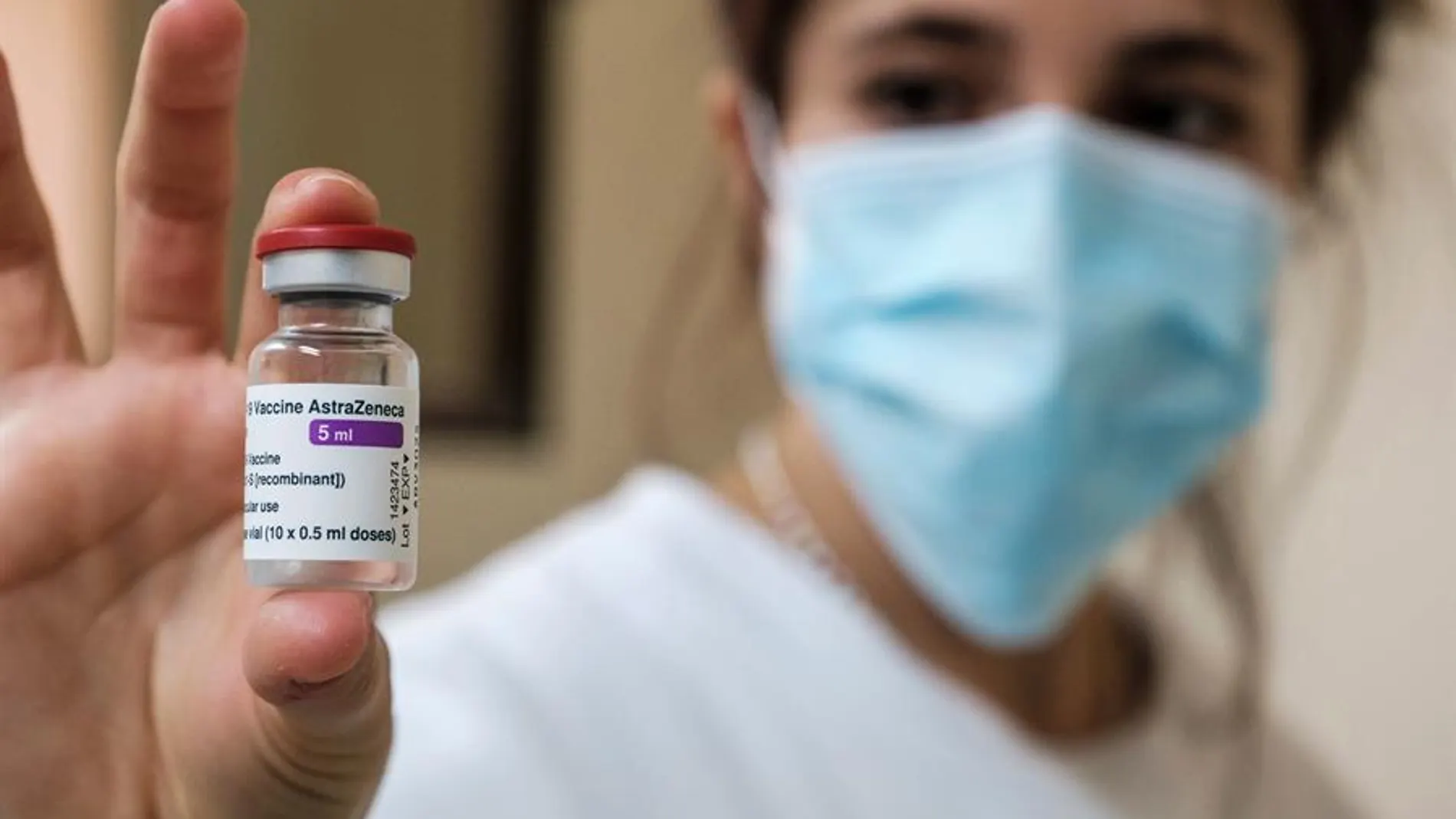 Una sanitaria sostiene un vial de la vacuna de AstraZeneca Una sanitaria sostiene un vial de la vacuna de AstraZeneca