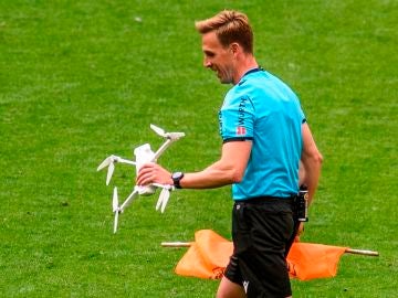 El árbitro recoge el dron que cayó en San Mamés