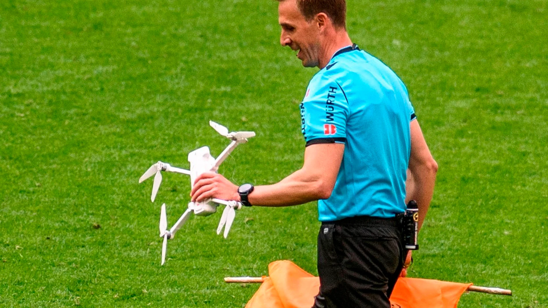 El árbitro recoge el dron que cayó en San Mamés El árbitro recoge el dron que cayó en San Mamés