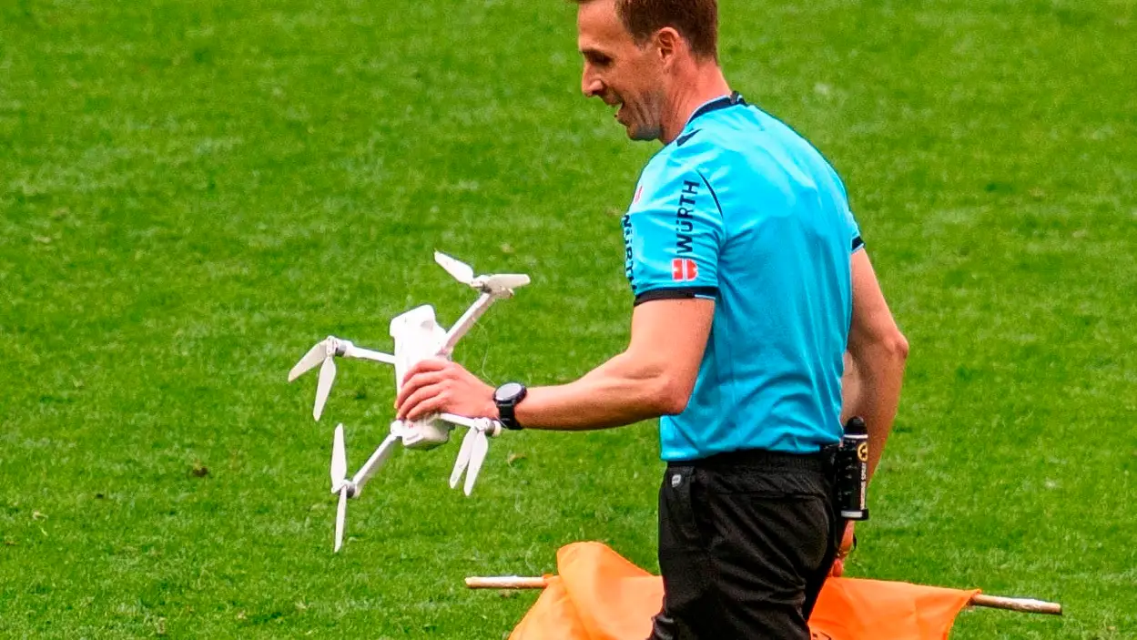 El árbitro recoge el dron que cayó en San Mamés El árbitro recoge el dron que cayó en San Mamés