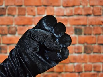 Mano cerrada frente un muro