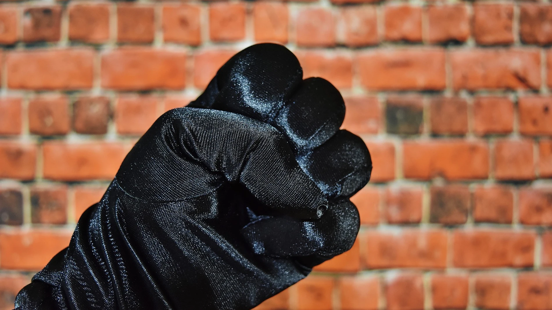 Mano cerrada frente un muro Mano cerrada frente un muro