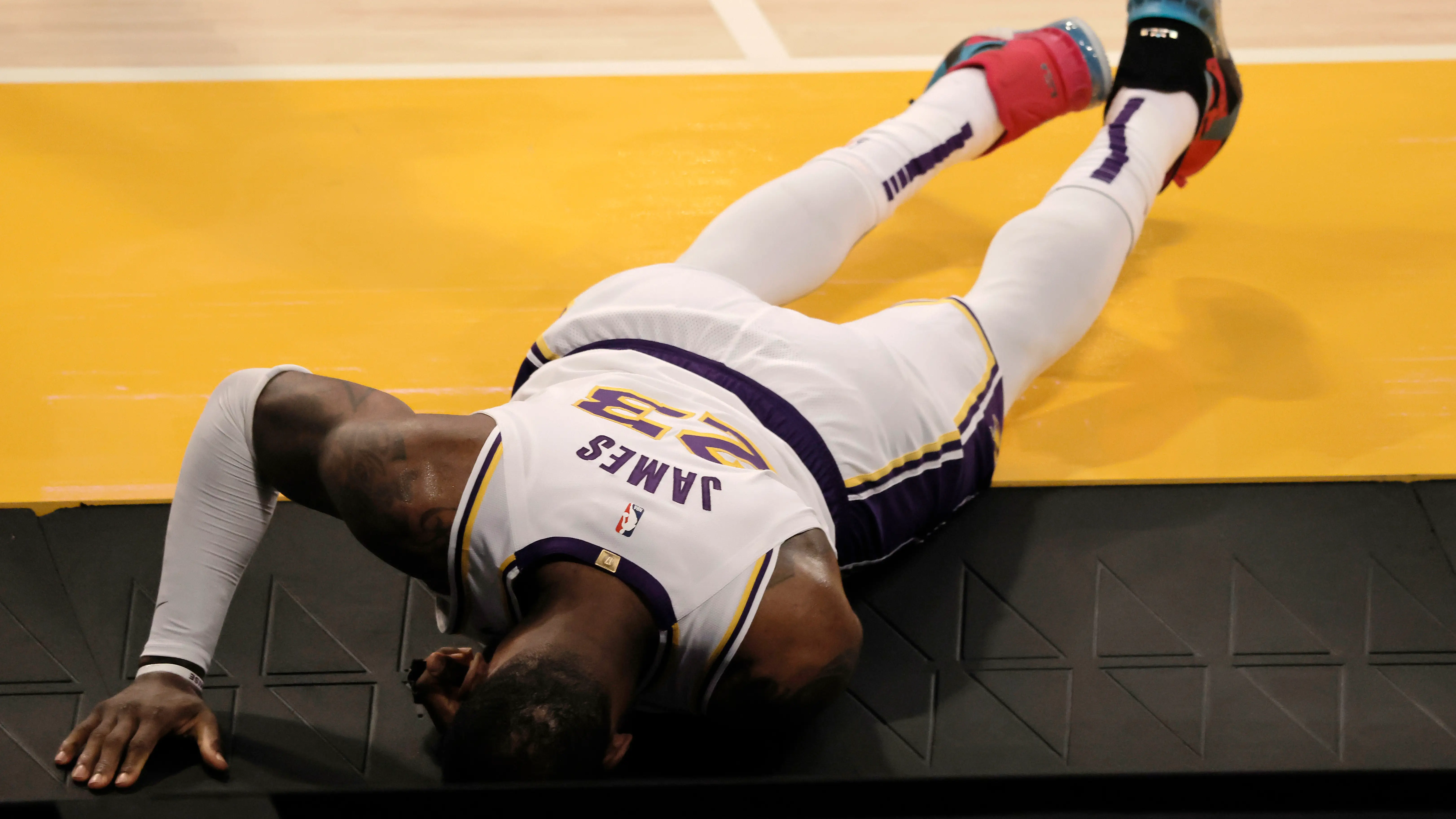 LeBron James se duele de su lesi&oacute;n en el partido contra los Hawks