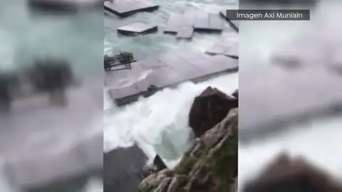 El temporal encalla embarcaciones y destroza plataformas militares flotantes en Cantabria El temporal encalla embarcaciones y destroza plataformas militares flotantes en Cantabria