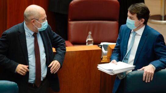 El presidente de la Junta de Castilla y Le&oacute;n, Alfonso Fern&aacute;ndez Ma&ntilde;ueco, conversa con el vicepresidente, Francisco Igea