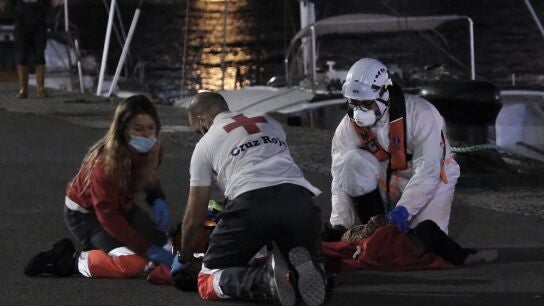Voluntarios de Cruz Roja y un tripulante de Salvamento Mar&iacute;timo en el momento de la reanimaci&oacute;n a la ni&ntilde;a
