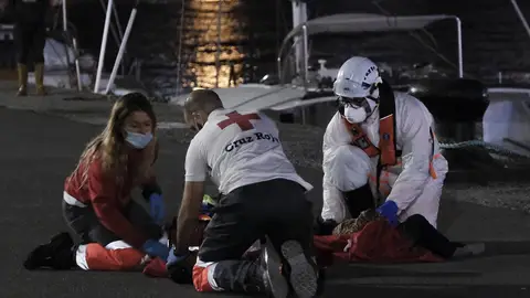 Voluntarios de Cruz Roja y un tripulante de Salvamento Marítimo en el momento de la reanimación a la niña Voluntarios de Cruz Roja y un tripulante de Salvamento Marítimo en el momento de la reanimación a la niña