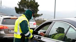 Un guardia civil pide la documentaci&oacute;n a un conductor en un control de carretera a la altura de Guadarrama (Madrid)