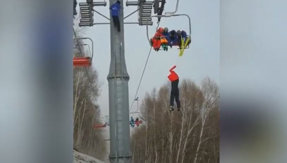 La agonía de un esquiador que queda colgado del telesilla en China antes de caer al vacío