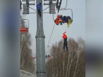 La agonía de un esquiador que queda colgado del telesilla en China antes de caer al vacío