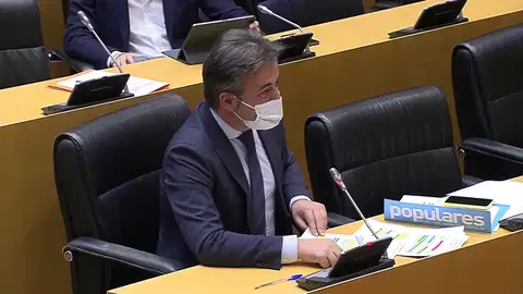 Diego Movellán, del PP, a Yolanda Díaz: "Ahí dentro las mujeres sólo suben de escalafón si se agarran bien fuerte a la coleta" Diego Movellán, del PP, a Yolanda Díaz: "Ahí dentro las mujeres sólo suben de escalafón si se agarran bien fuerte a la coleta"