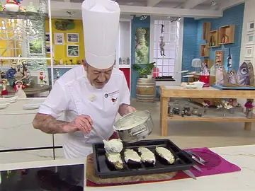 La bechamel perfecta de Karlos Arguiñano para coronar las berenjenas rellenas, ¡en 1 minuto! La bechamel perfecta de Karlos Arguiñano para coronar las berenjenas rellenas, ¡en 1 minuto!