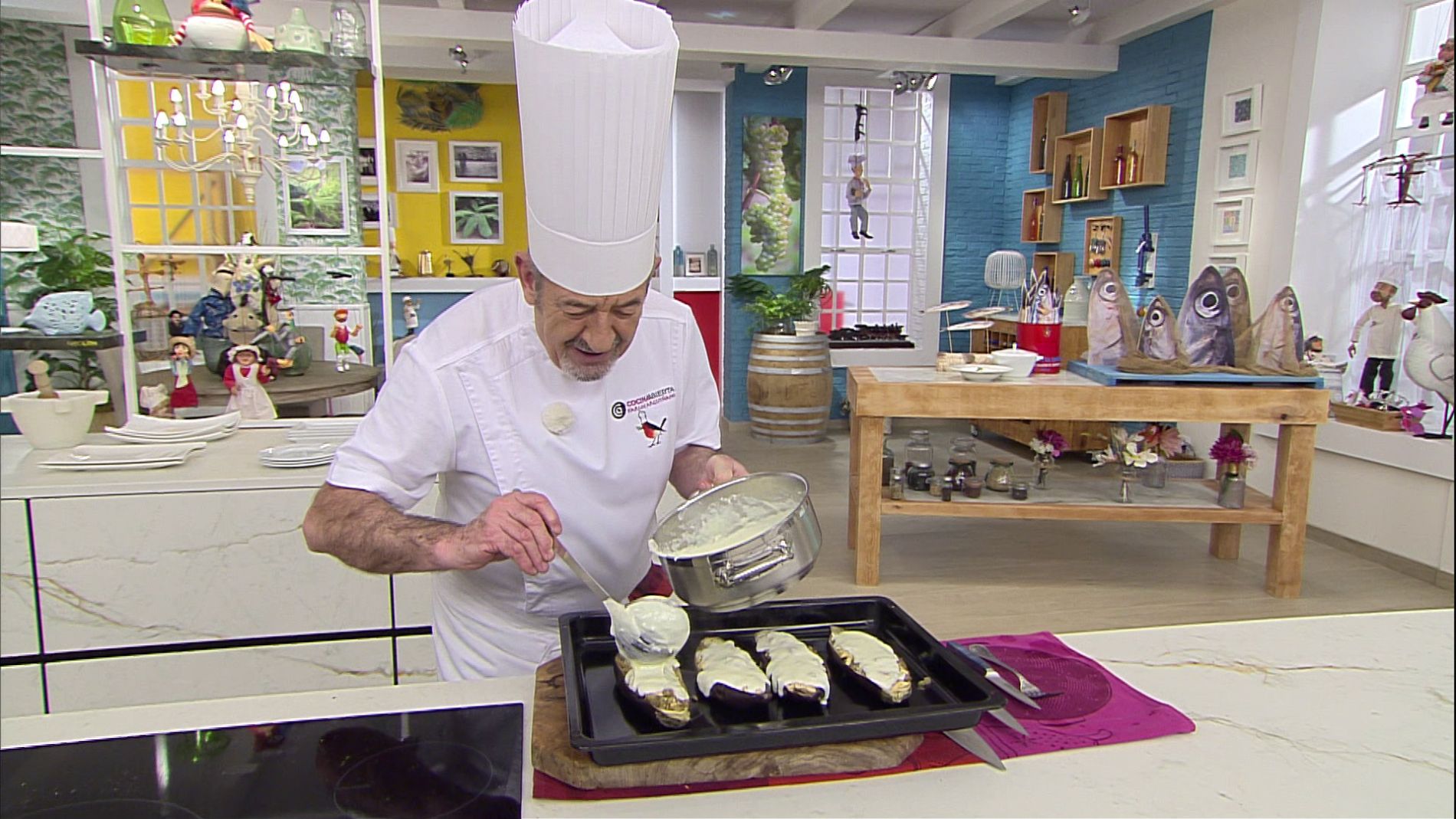 La bechamel perfecta de Karlos Argui&ntilde;ano para coronar las berenjenas rellenas, &iexcl;en 1 minuto!