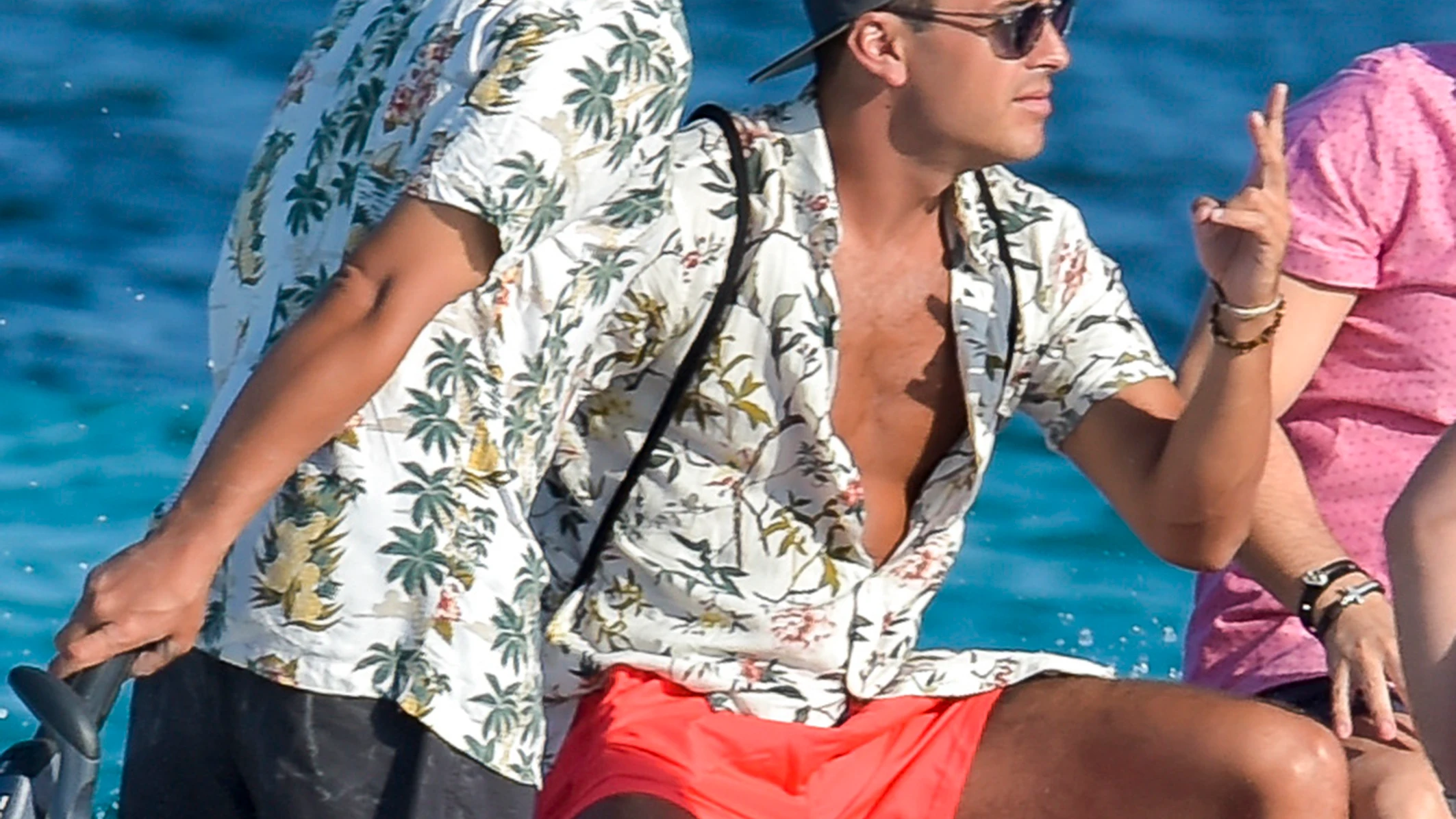 Mario Casas y su hermano Óscar Casas, en Ibiza Mario Casas y su hermano Óscar Casas, en Ibiza