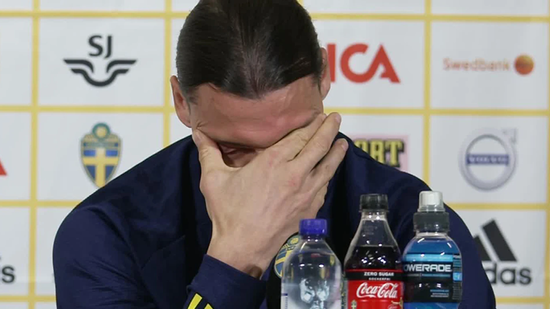 Ibrahimovic, emocionado en mitad de la rueda de prensa Ibrahimovic, emocionado en mitad de la rueda de prensa