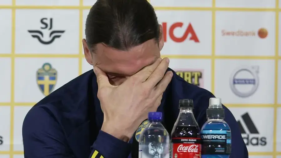 Ibrahimovic, emocionado en mitad de la rueda de prensa Ibrahimovic, emocionado en mitad de la rueda de prensa