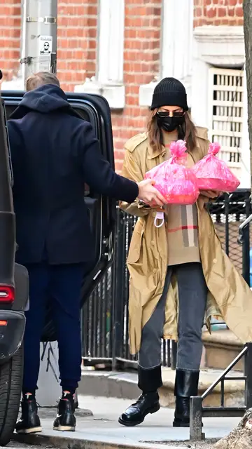 Irina Shayk y Bradley Cooper, con unas cestas rosas para su hija Irina Shayk y Bradley Cooper, con unas cestas rosas para su hija