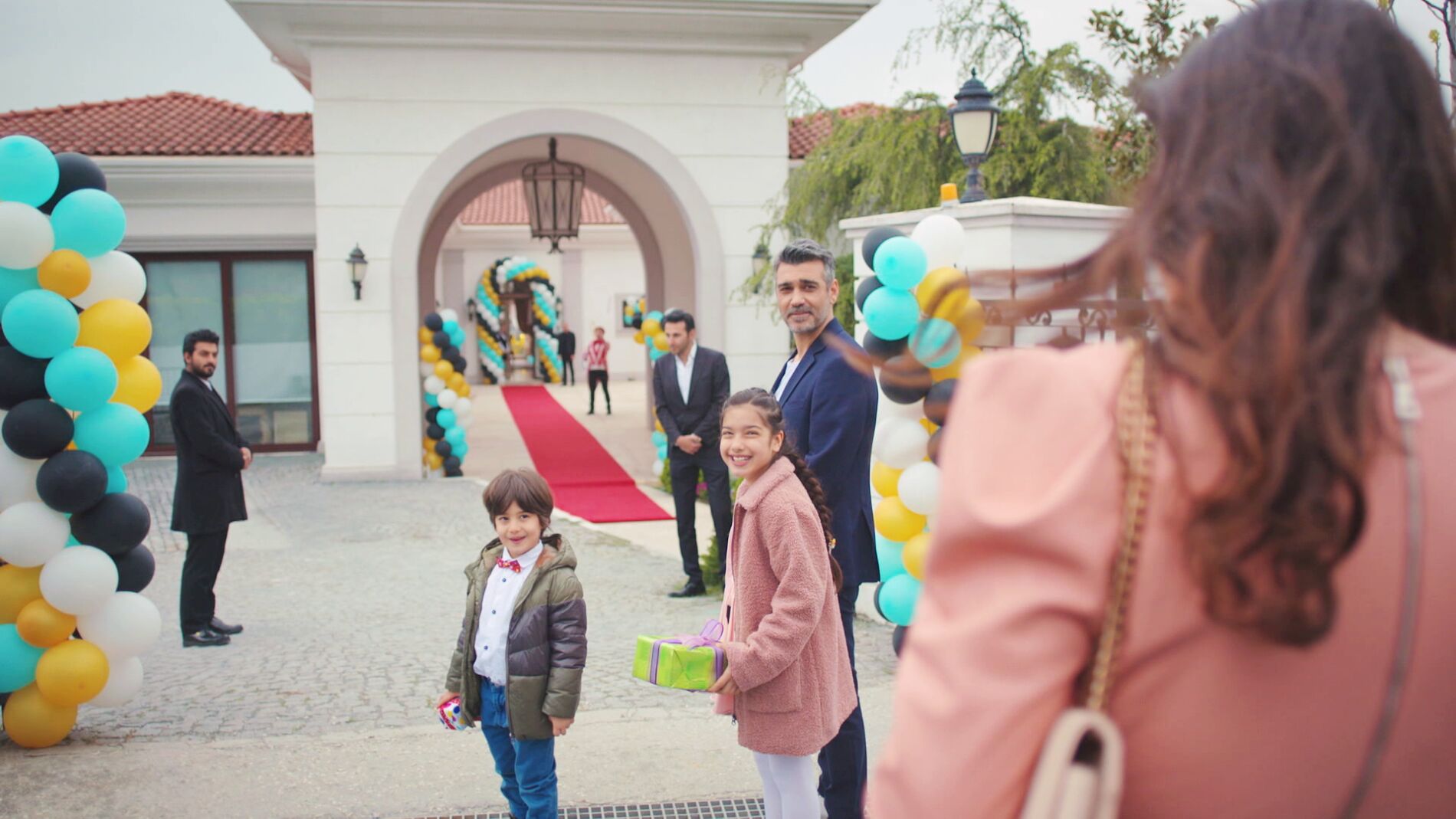 El espectacular cambio de Bahar para acudir a la fiesta de Piril 