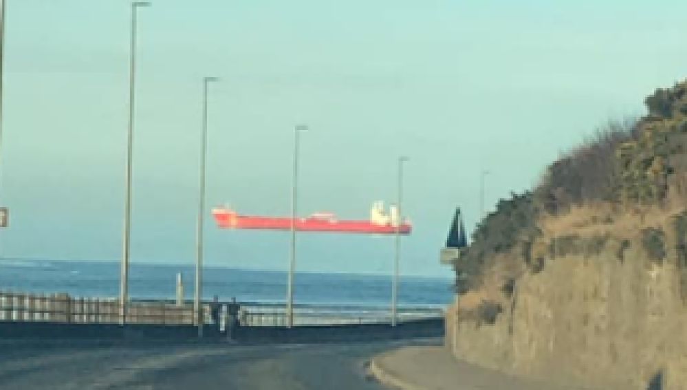 Ilusión óptica de un barco flotando en el aire 