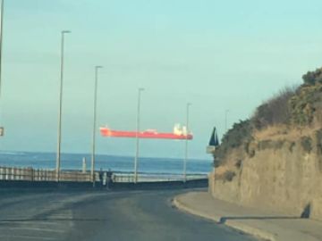 Ilusión óptica de un barco flotando en el aire 