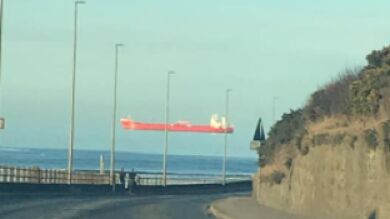 La llamativa ilusión óptica de un barco 'flotando' en el aire en el Reino Unido
