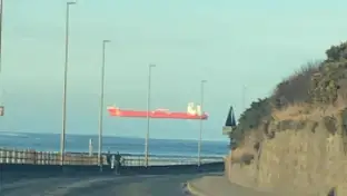 Ilusi&oacute;n &oacute;ptica de un barco flotando en el aire 