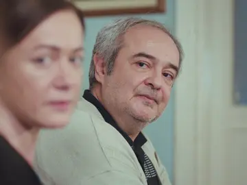 Un lapsus de Enver provoca un embarazoso momento para Bahar y Sarp Un lapsus de Enver provoca un embarazoso momento para Bahar y Sarp