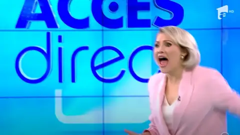 Una mujer desnuda entra en directo en la televisión de Rumanía y ataca con una piedra a la presentadora Una mujer desnuda entra en directo en la televisión de Rumanía y ataca con una piedra a la presentadora