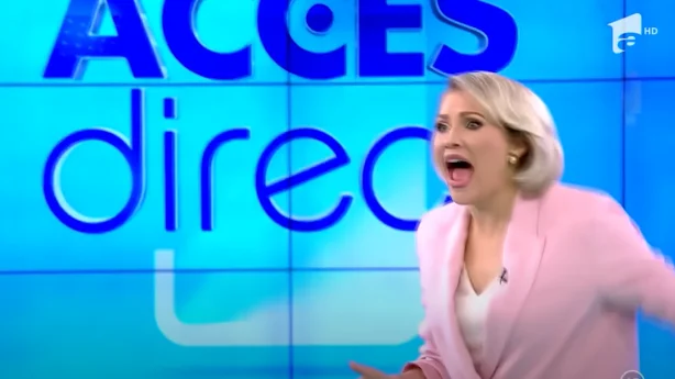 Una mujer desnuda entra en directo en la televisión de Rumanía y ataca con una piedra a la presentadora Una mujer desnuda entra en directo en la televisión de Rumanía y ataca con una piedra a la presentadora