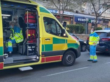 Personal sanitario en la zona donde ocurrieron el presunto asesinato y el suicidio.