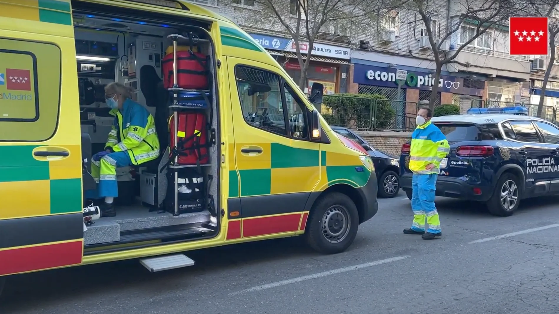 Personal sanitario en la zona donde ocurrieron el presunto asesinato y el suicidio. Personal sanitario en la zona donde ocurrieron el presunto asesinato y el suicidio.
