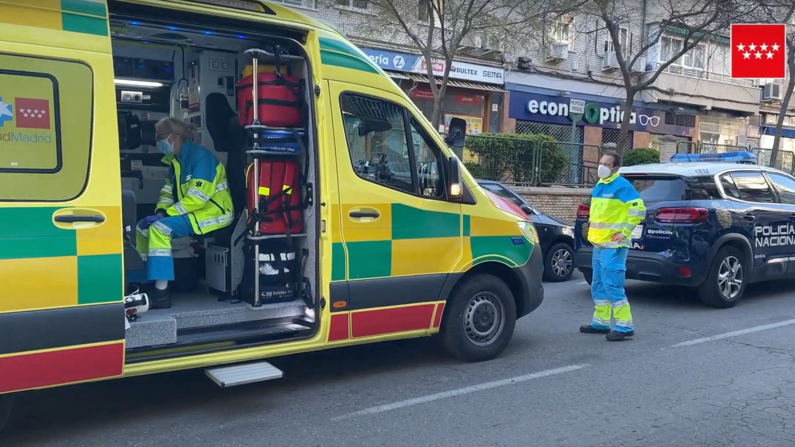 Personal sanitario en la zona donde ocurrieron el presunto asesinato y el suicidio.