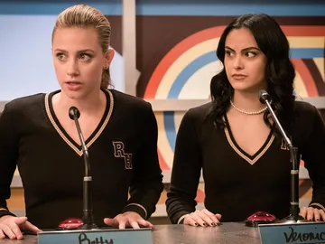 Lili Reinhart y Camila Mendes en 'Riverdale' Lili Reinhart y Camila Mendes en 'Riverdale'