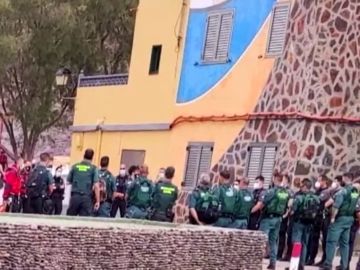 La Guardia Civil llega en helicóptero a una 'macrofiesta' ilegal celebrada en la playa de Güigüi de Gran Canaria
